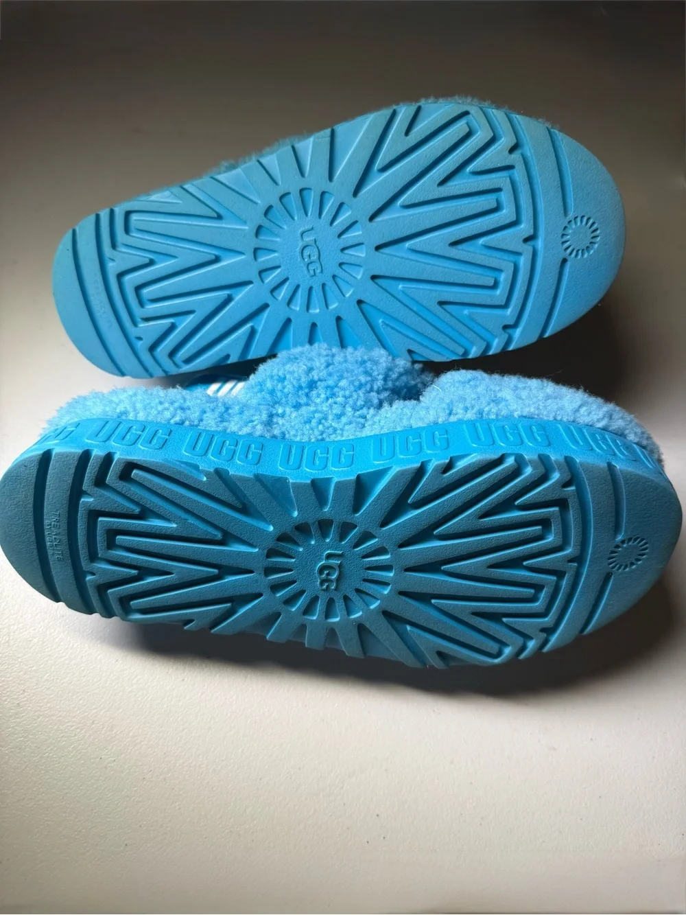 UGG Sz 8 Tide Pool Blue Plush Slide Platform with Shearling Lining